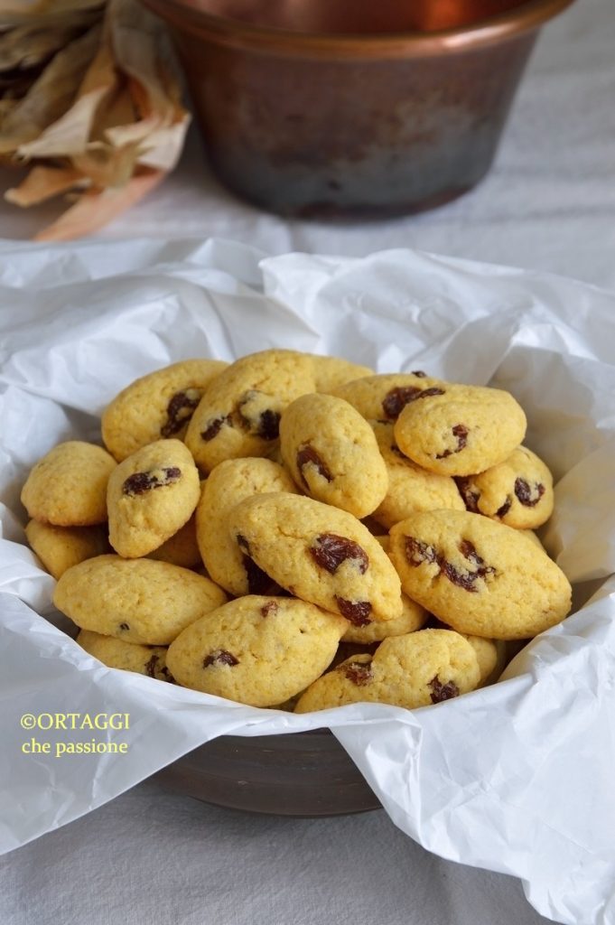 Typical Venetian zaeti cookies