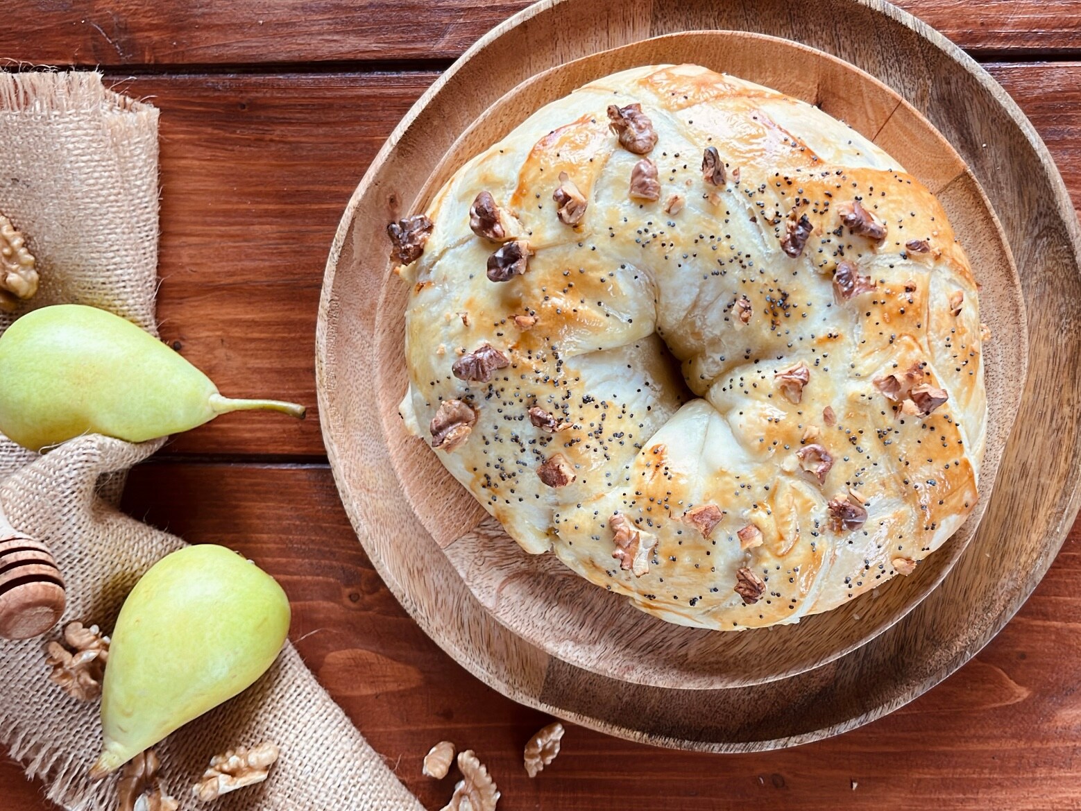 Puff Pastry Ring Cake with Pears and Gorgonzola