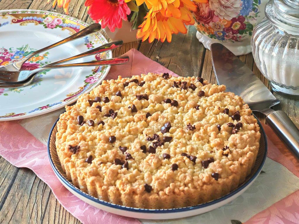 Crumble Pie Filled with Chocolate Bars