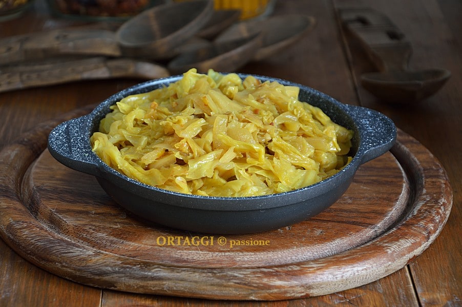 Savoy cabbage in a pan VEGETABLES © passion