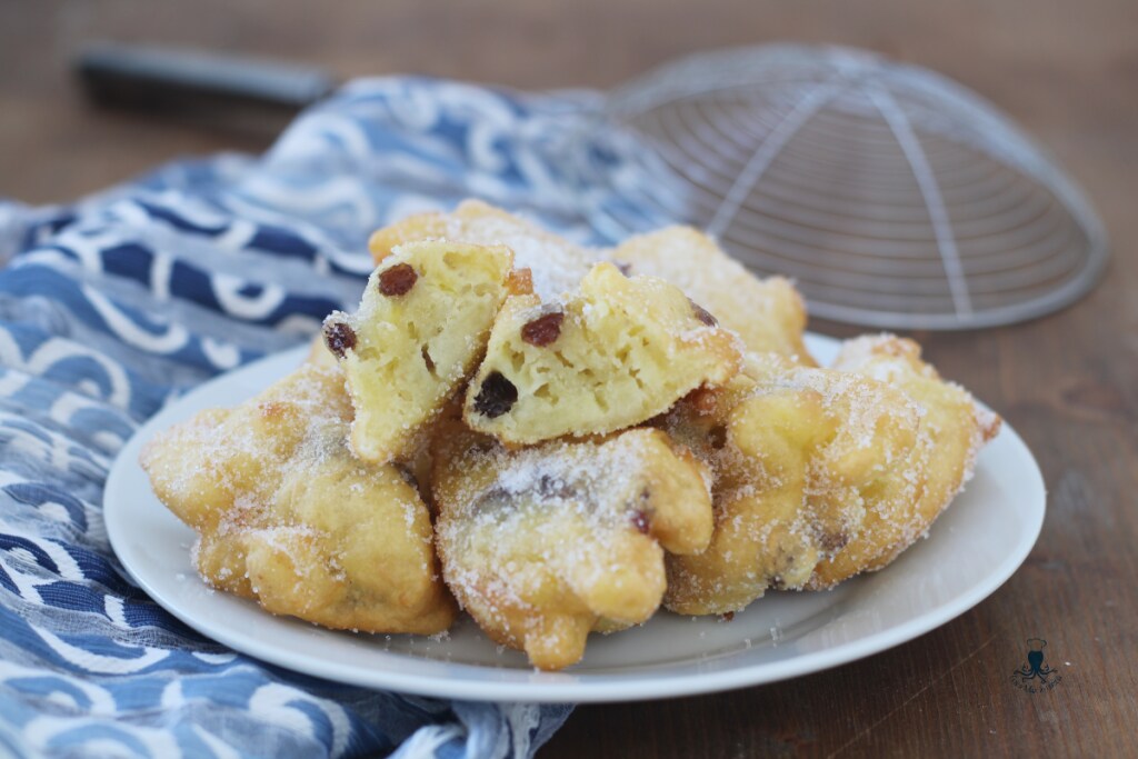 APPLE AND RAISIN FRITTERS