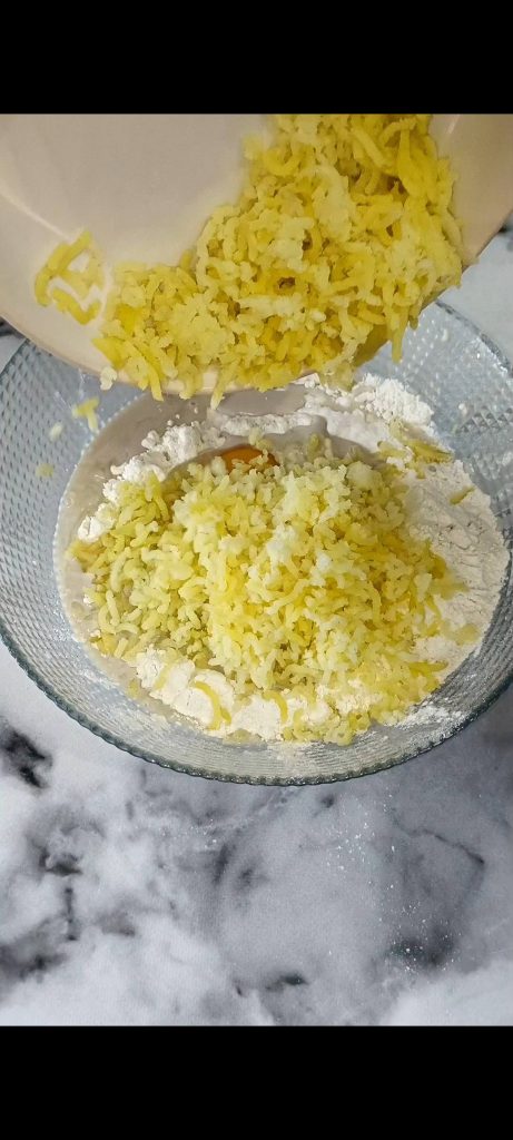 Put yeast, milk, sugar, egg, mashed potatoes in the center