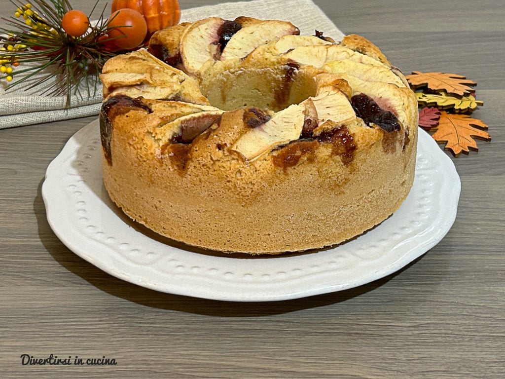 Bundt Cake with Apples and Jam