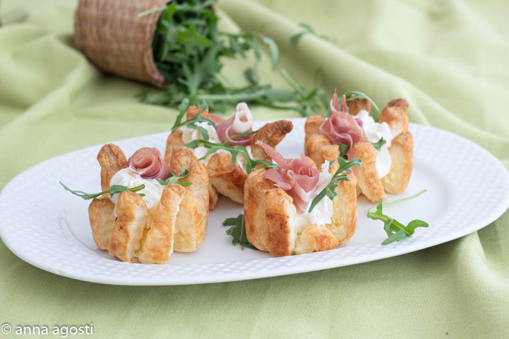 Baskets with Gorgonzola cream and speck