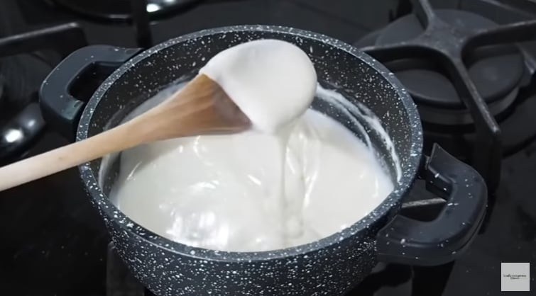 Fluid béchamel ready to be used