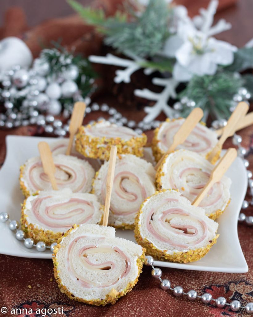 Bread swirls with mortadella and pistachio
