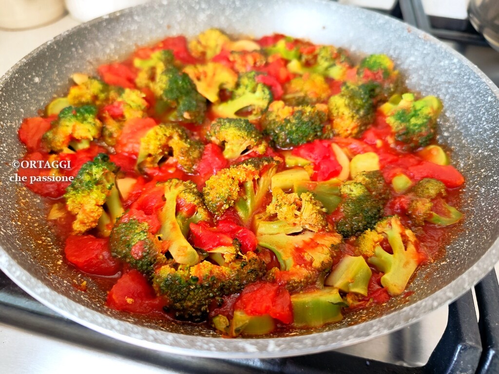 Broccoli with Tomato Sauce (Stewed)