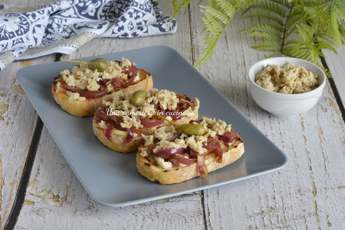 Bruschettas with Vegan Tuna and Sweet and Sour Onion
