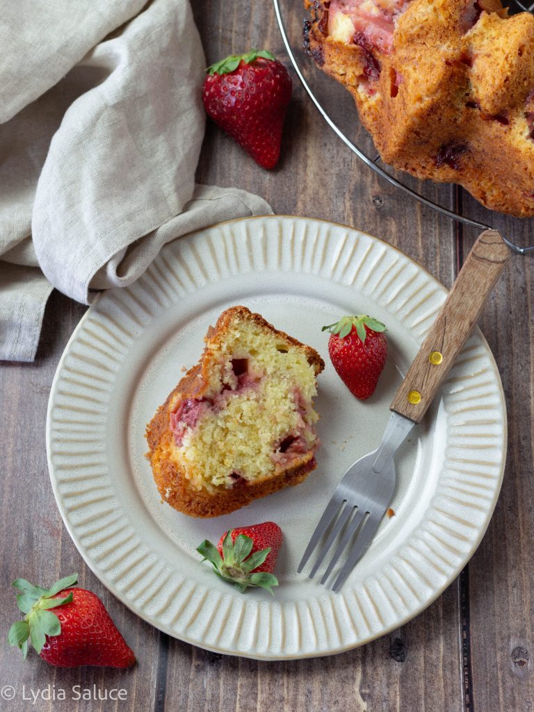 strawberry bundt cake