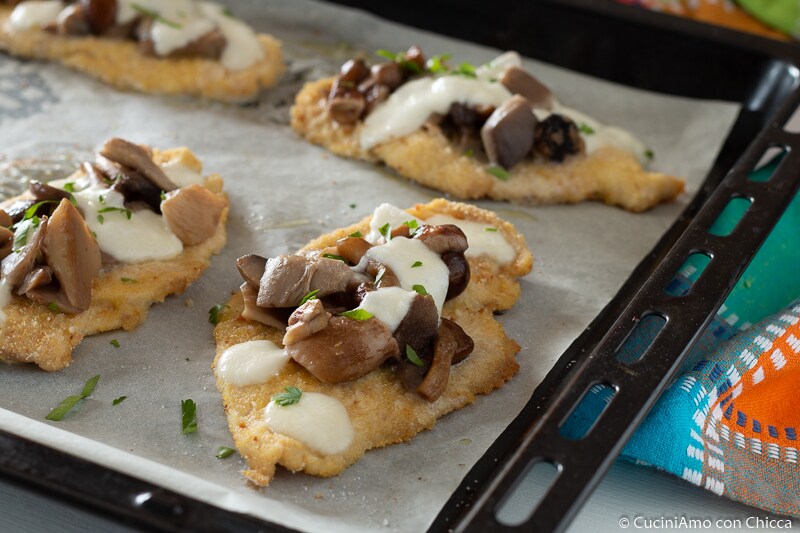 CHICKEN CUTLETS WITH MUSHROOMS AND MOZZARELLA