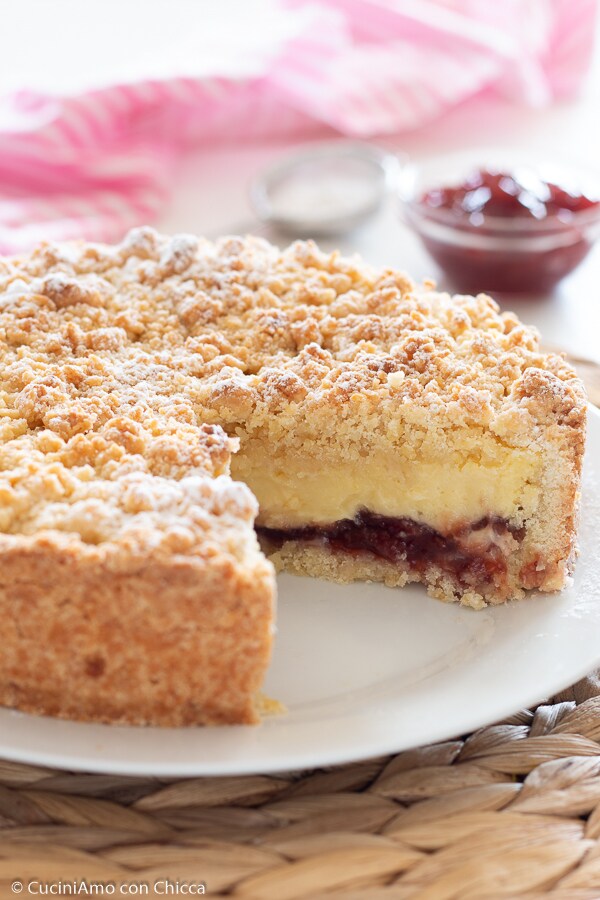 CRUMB CAKE WITH CREAM AND JAM