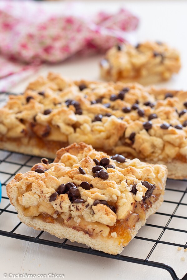 CRUMBLE PIE WITH ORANGE AND APPLE JAM