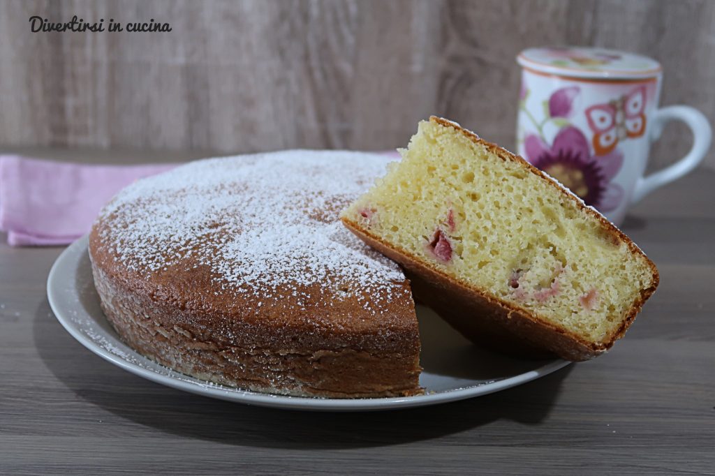 Cake with Strawberries and Mascarpone