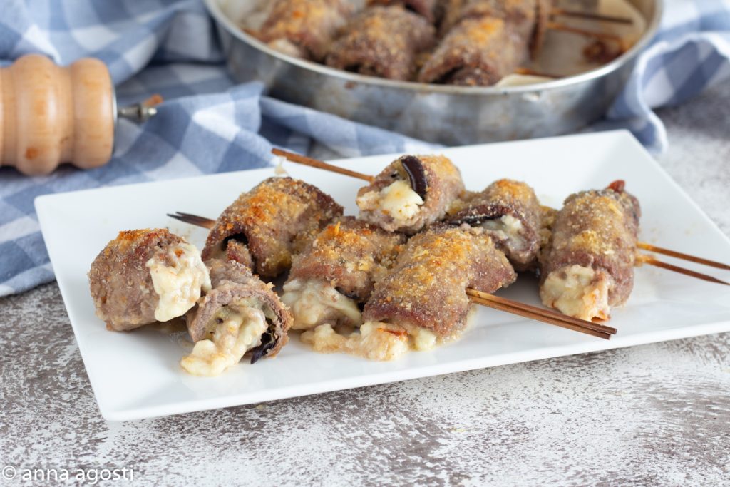 Cheesy beef rolls with eggplants