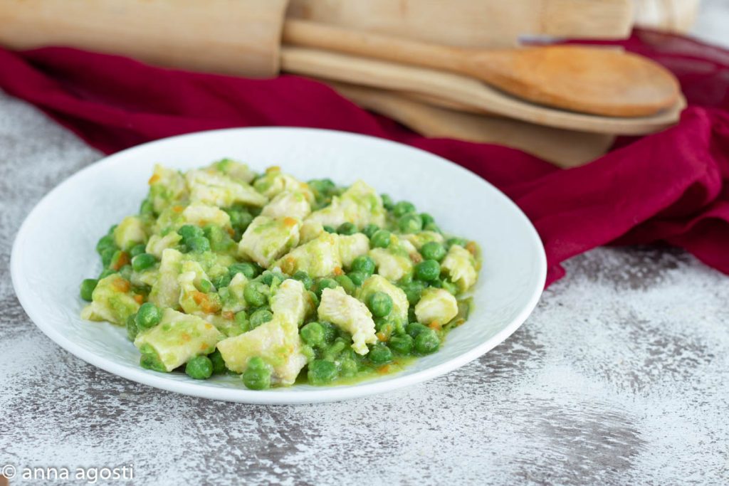 Chicken bites with peas