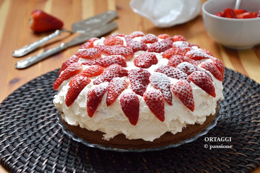 Chocolate, Cream and Strawberry Cake VEGETABLES © passion