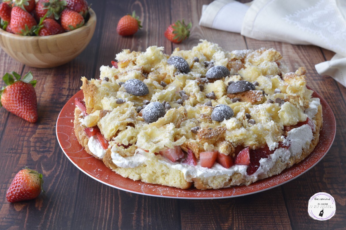Colomba Crumble with Cream and Strawberries