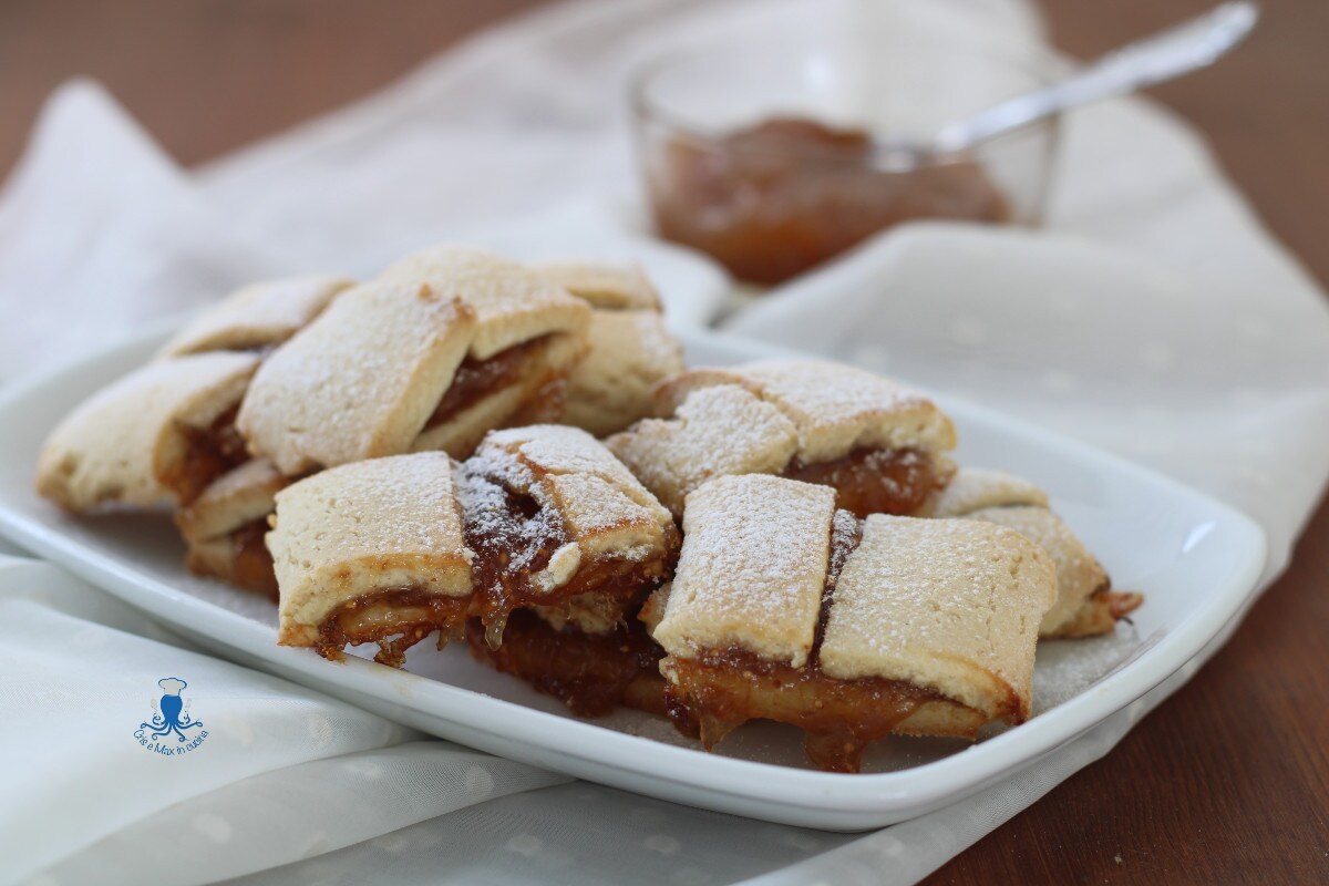 Cookies Filled with Fig Jam, with Almond Shortcrust
