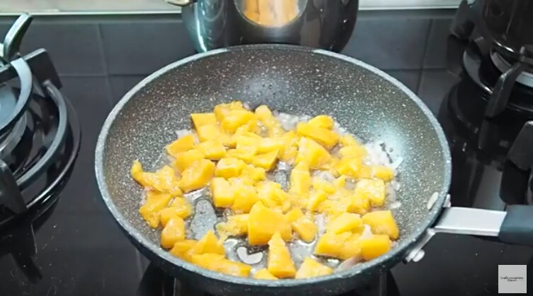 Cooking pumpkin in the pan