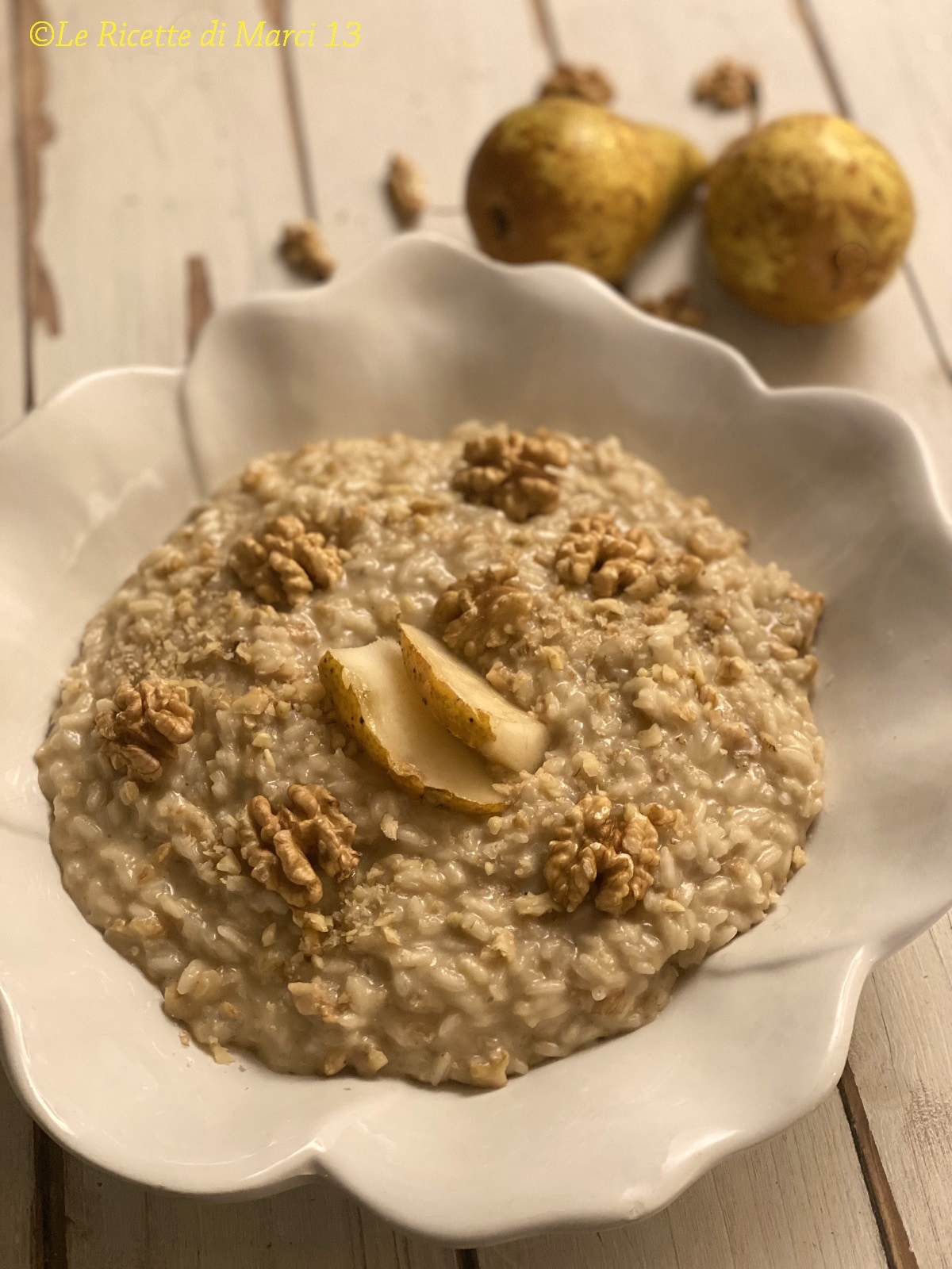 Creamy Gorgonzola Risotto with Pears and Walnuts. Exquisite and refined main course. All the secrets for a perfect wave risotto