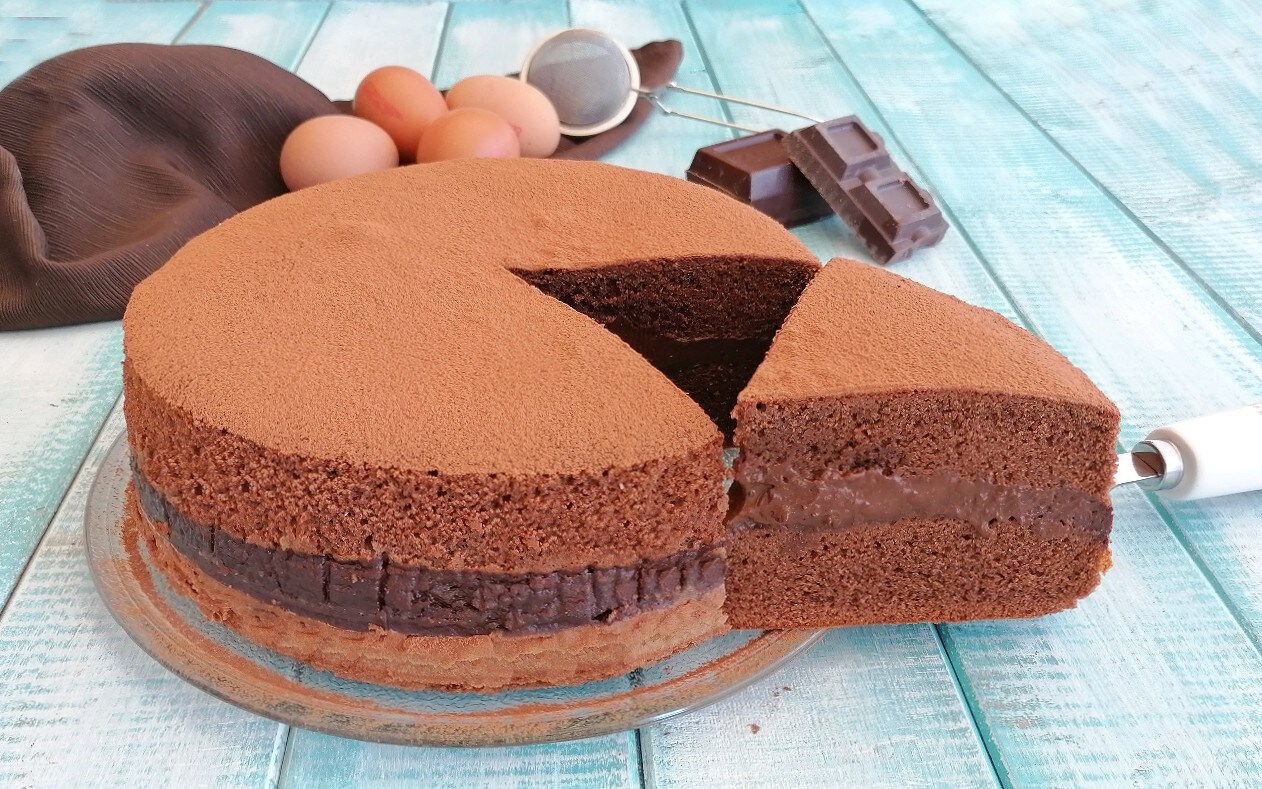 CHOCOLATE CAKE WITH MELTING HEART