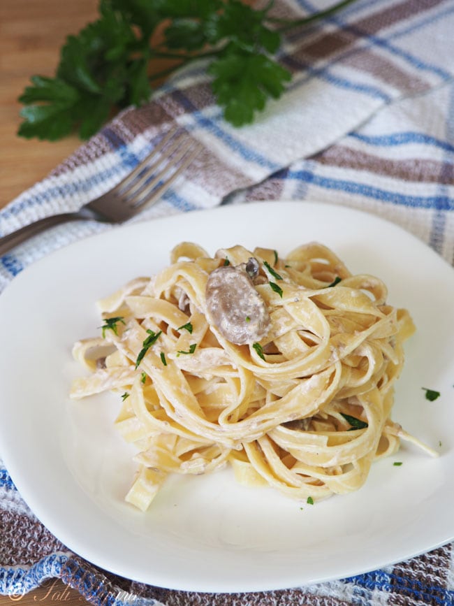 Pasta with cream and champignon mushrooms