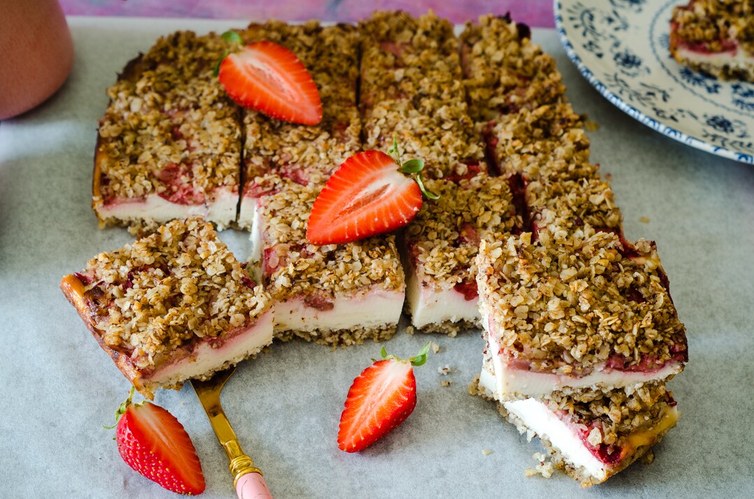 Yogurt and Strawberry Bars, Flourless and Eggless with Oat Flakes