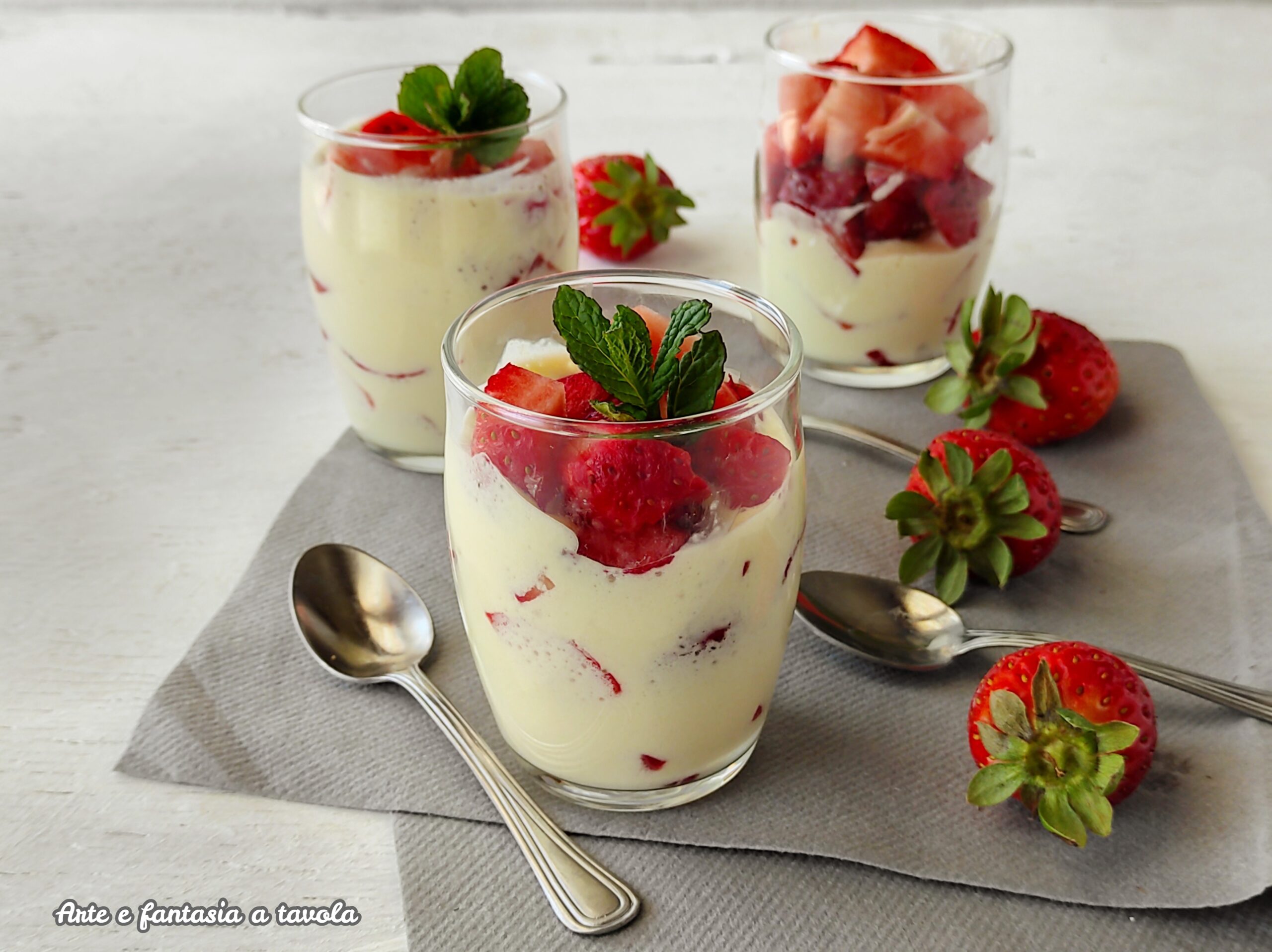 Cups with Mascarpone Cream and Strawberries