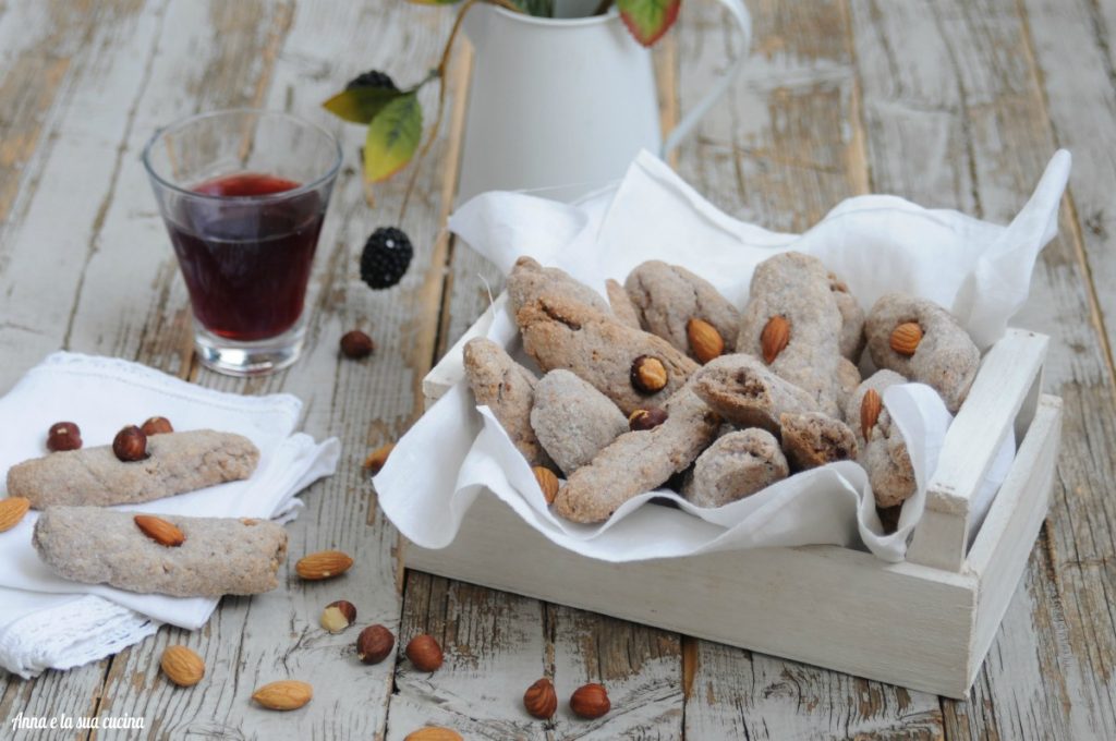 Almond Cookies with Red Wine
