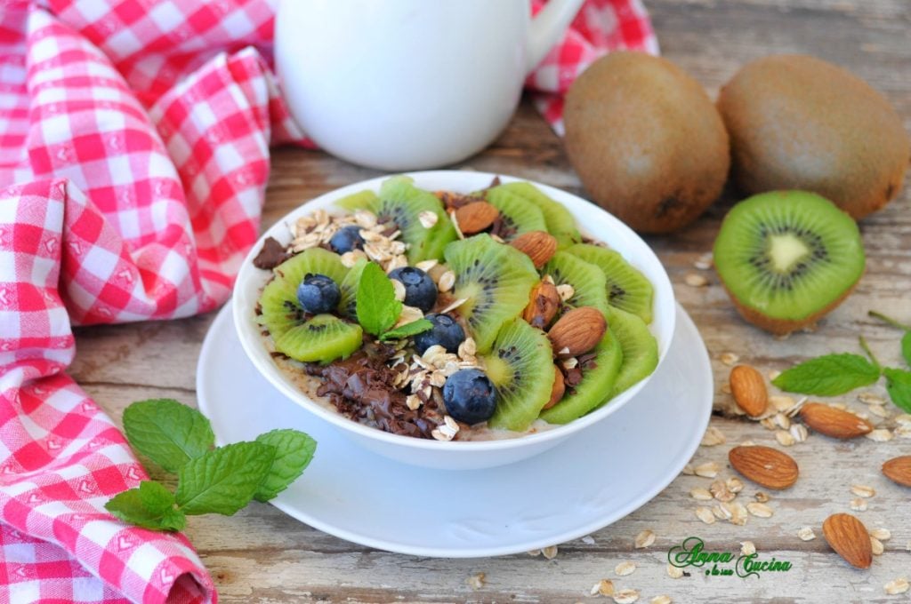 Oatmeal Porridge with Kiwi and Chocolate