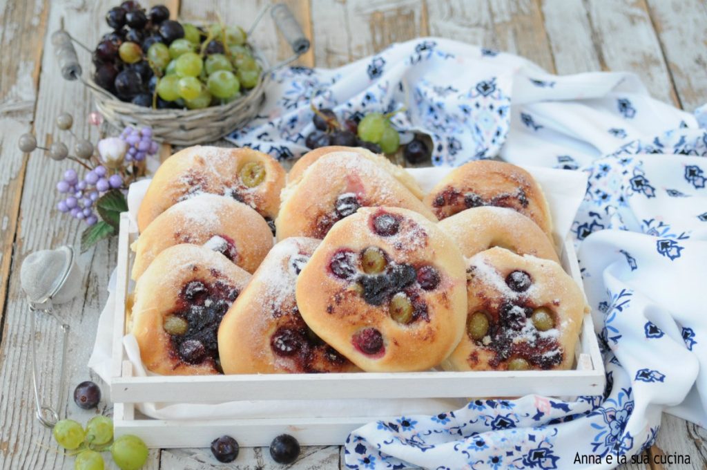 Soft Brioche with Mixed Grapes