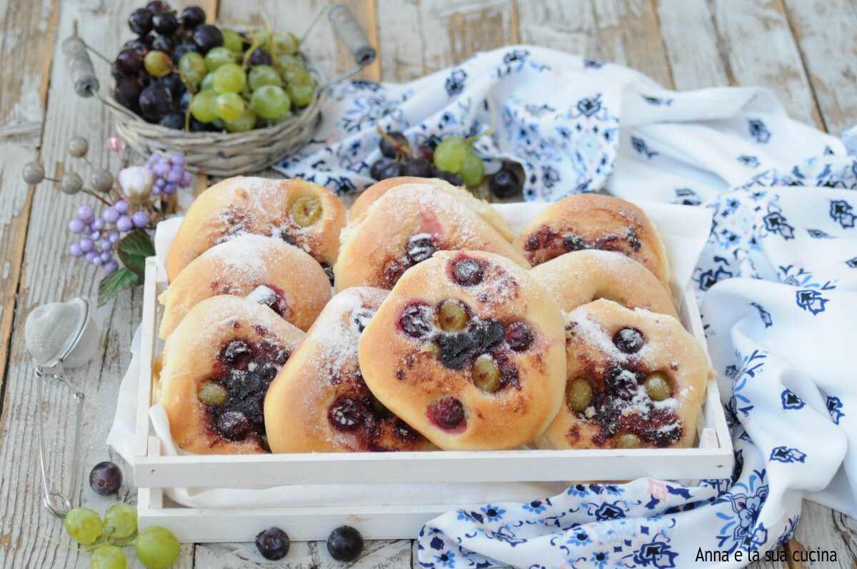 Soft Brioche with Mixed Grapes