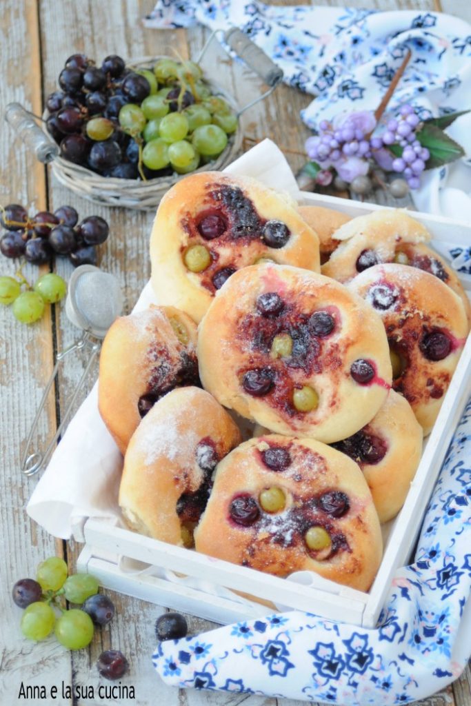 Soft Brioche with Mixed Grapes