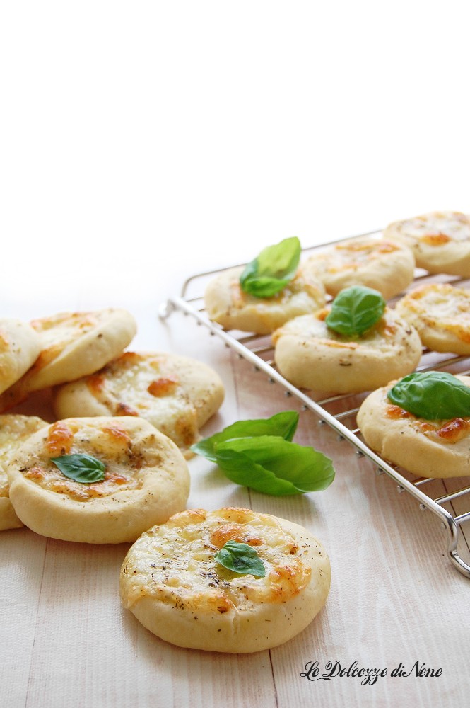 white mini pizzas