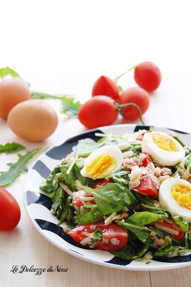 baby spinach salad with tuna and eggs