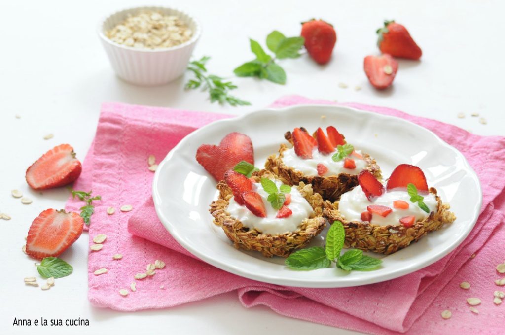 Oat Flakes Baskets with Yogurt and Strawberries