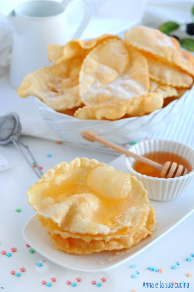Round fritters with honey