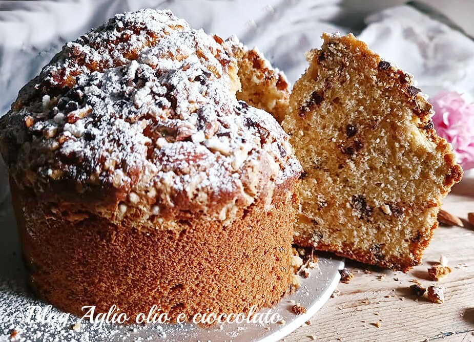 EASTER CAKE WITH CHOCOLATE AND PISTACHIO