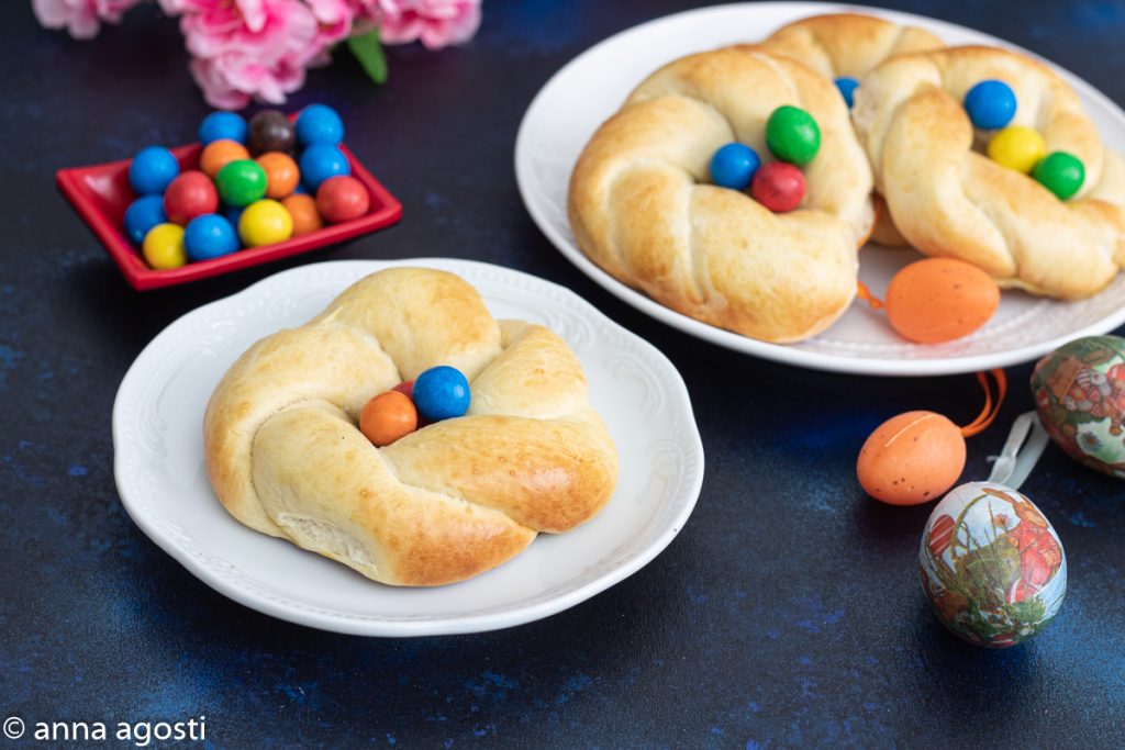 Easter wreaths with brioche dough