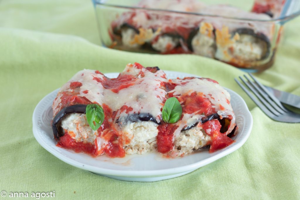 Eggplant rolls with ricotta and chicken in sauce