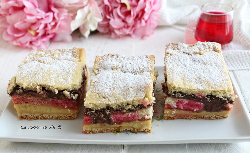 English trifle tart with ladyfingers