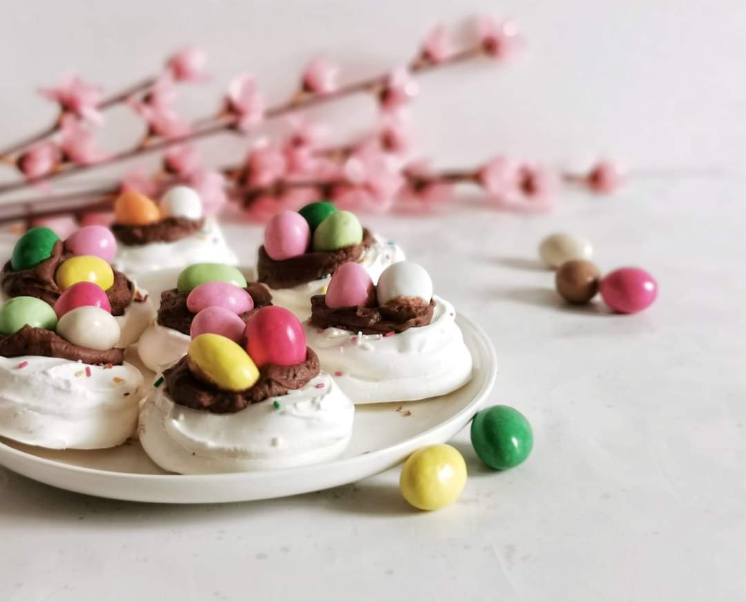 EASTER NESTS OF MERINGUE AND CHOCOLATE