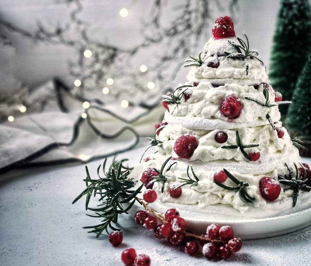 CHRISTMAS TREE PAVLOVA CAKE