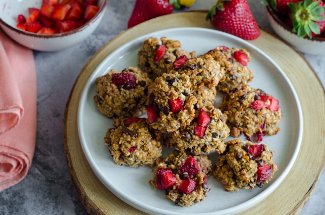 Banana and Oat Cookies with Strawberries and Chocolate without Added Sugars