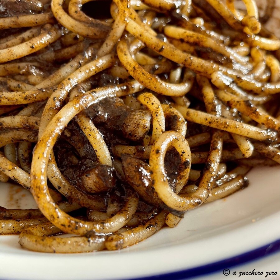 Freeze cuttlefish ink in tomato sauce