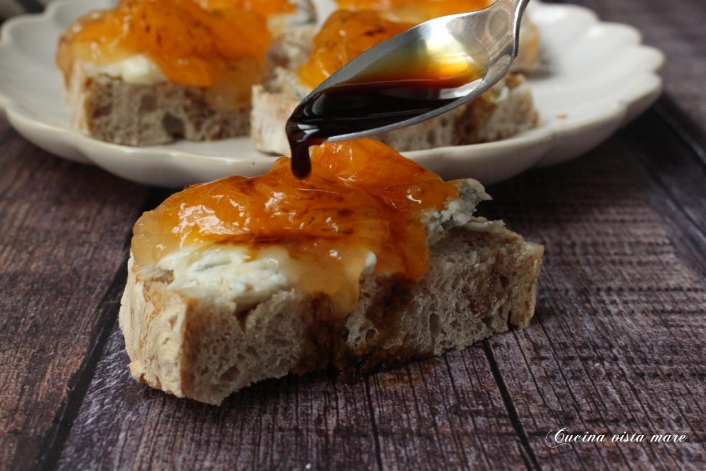 Gorgonzola and Persimmon Crostini Cucina vista mare