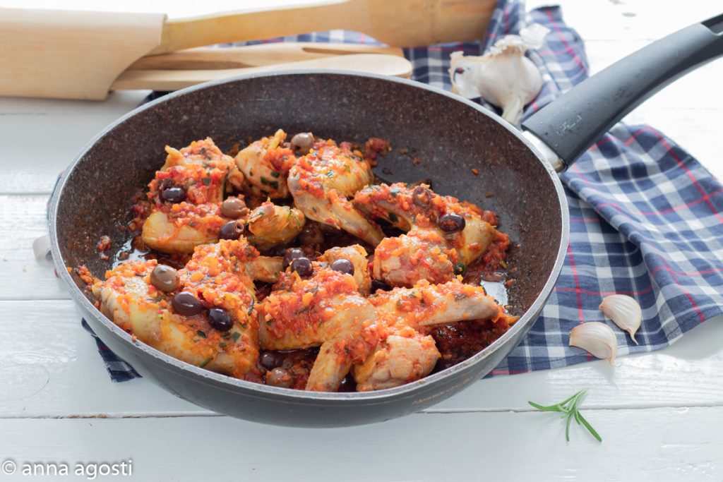 Hunter-style chicken wings with olives