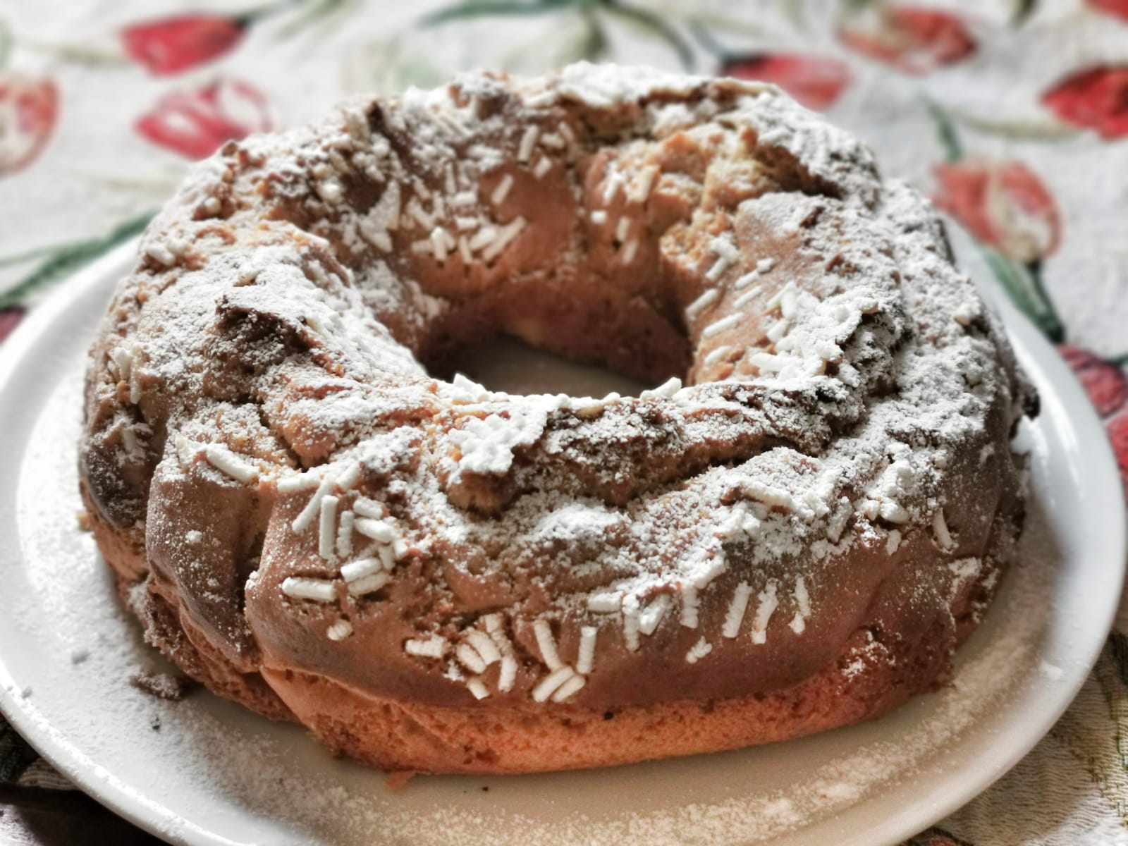 BUNDT CAKE WITH SUGAR CRYSTALS AND PEAR