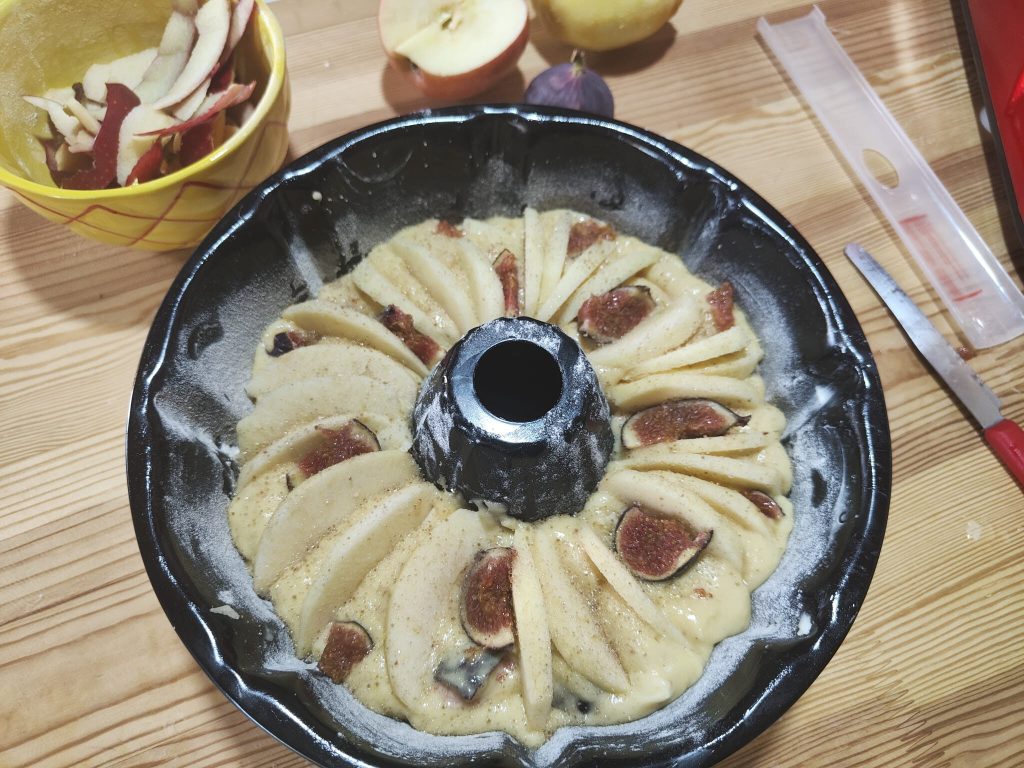 Delicious and Simple Apple and Fig Bundt Cake
