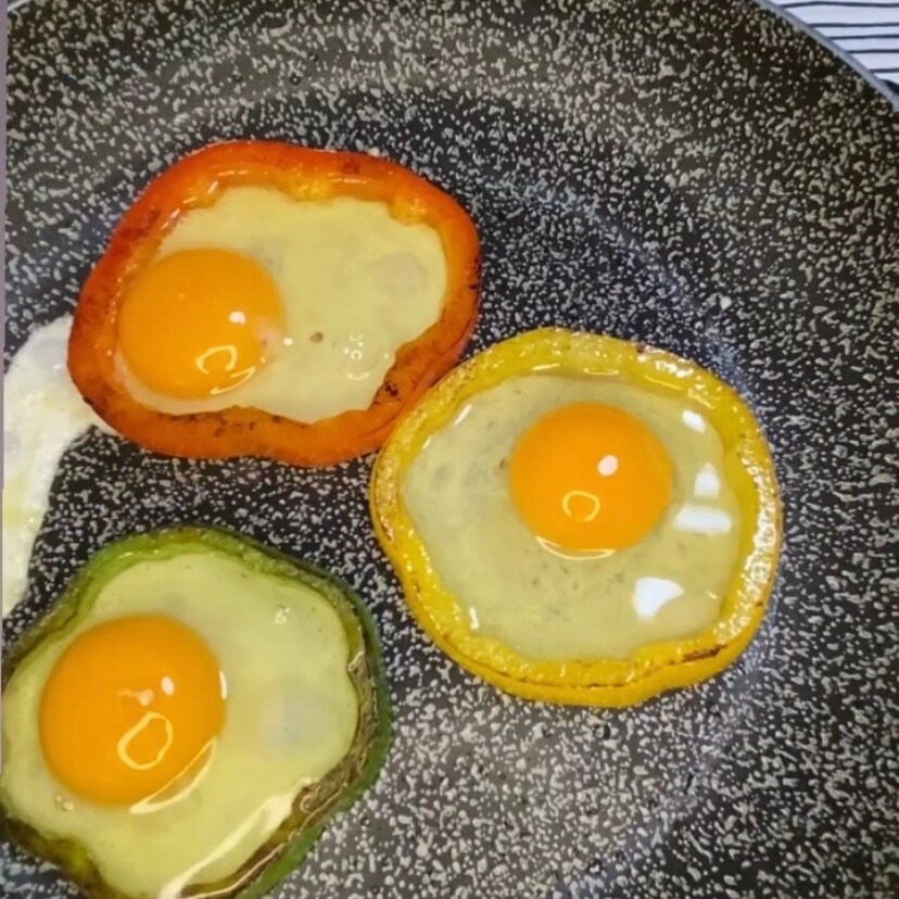 Sliced Peppers with Melted Eggs